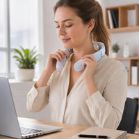 Mujer colocándose el masajeador cervical