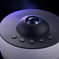Detalle de los botones y lente del proyector Nébula